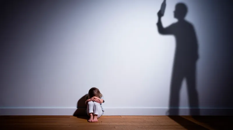 Ребенок сидит у стены